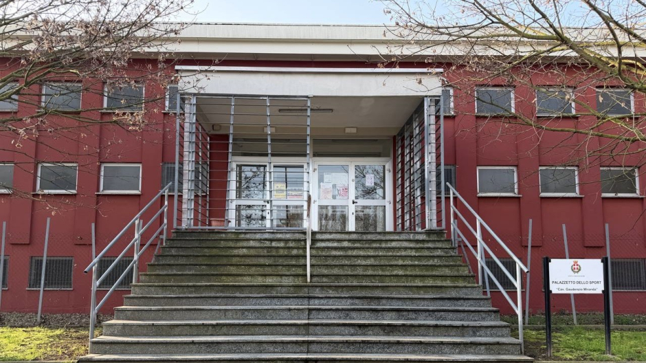 Oleggio, partite a porte chiuse al palazzetto: genitori costretti ad aspettare fuori